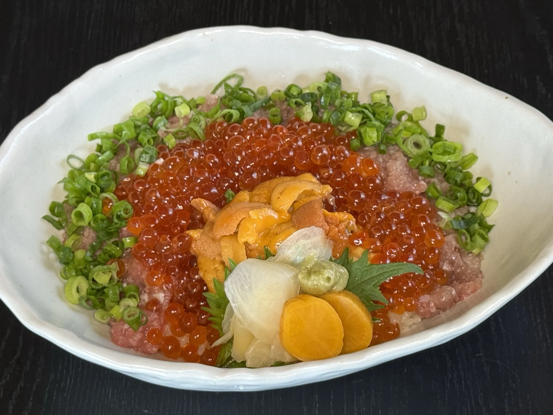 本マグロとウニ・イクラの豪華丼