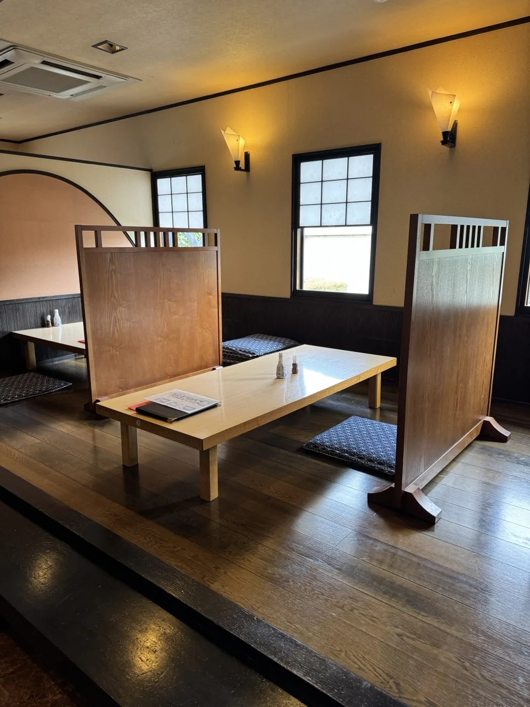 ご家族での食事に使える小上がりの座敷席