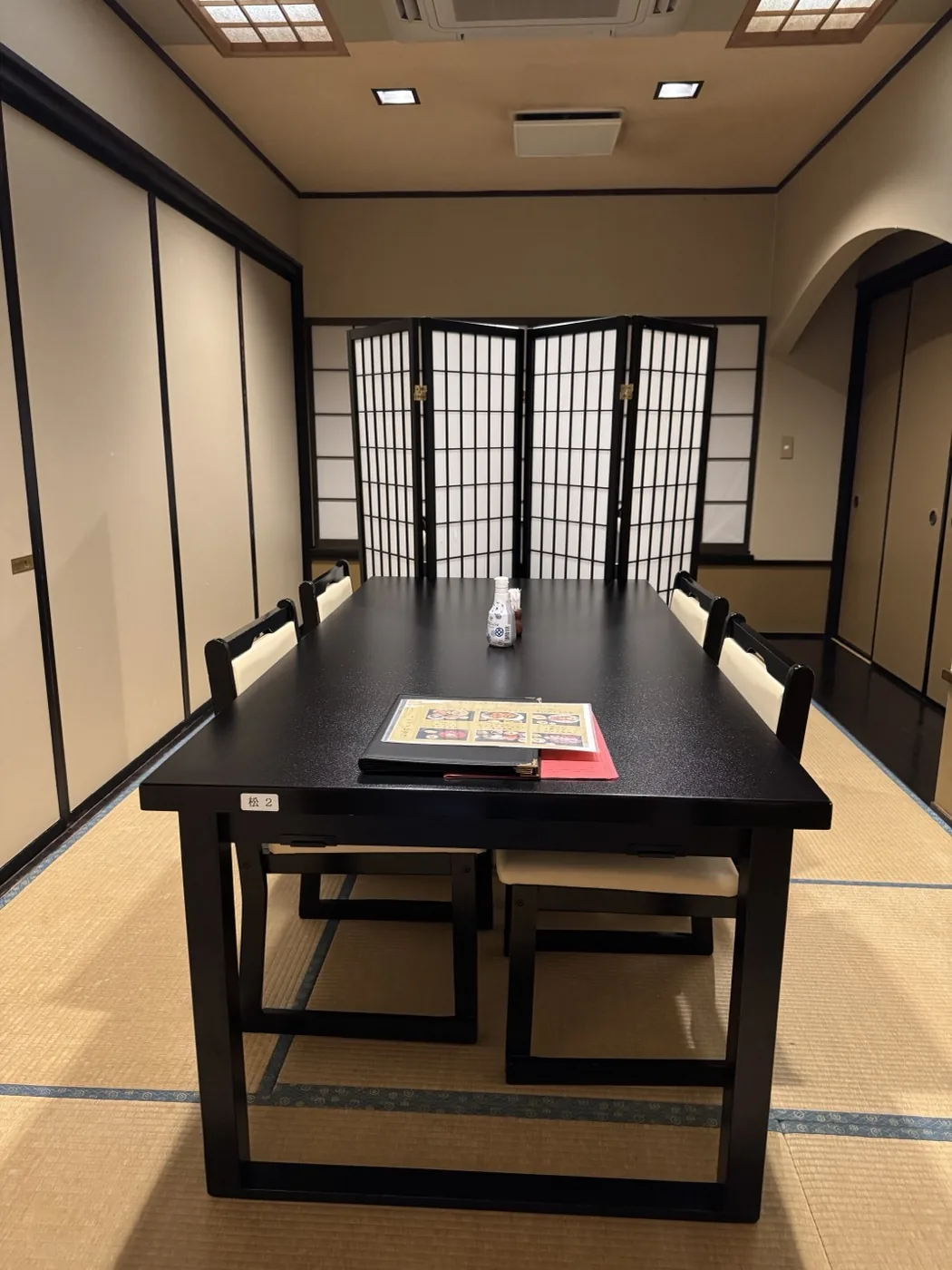 接待・会食に使えるテーブル席の個室